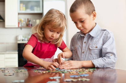 Deti hrajúce sa s puzzle