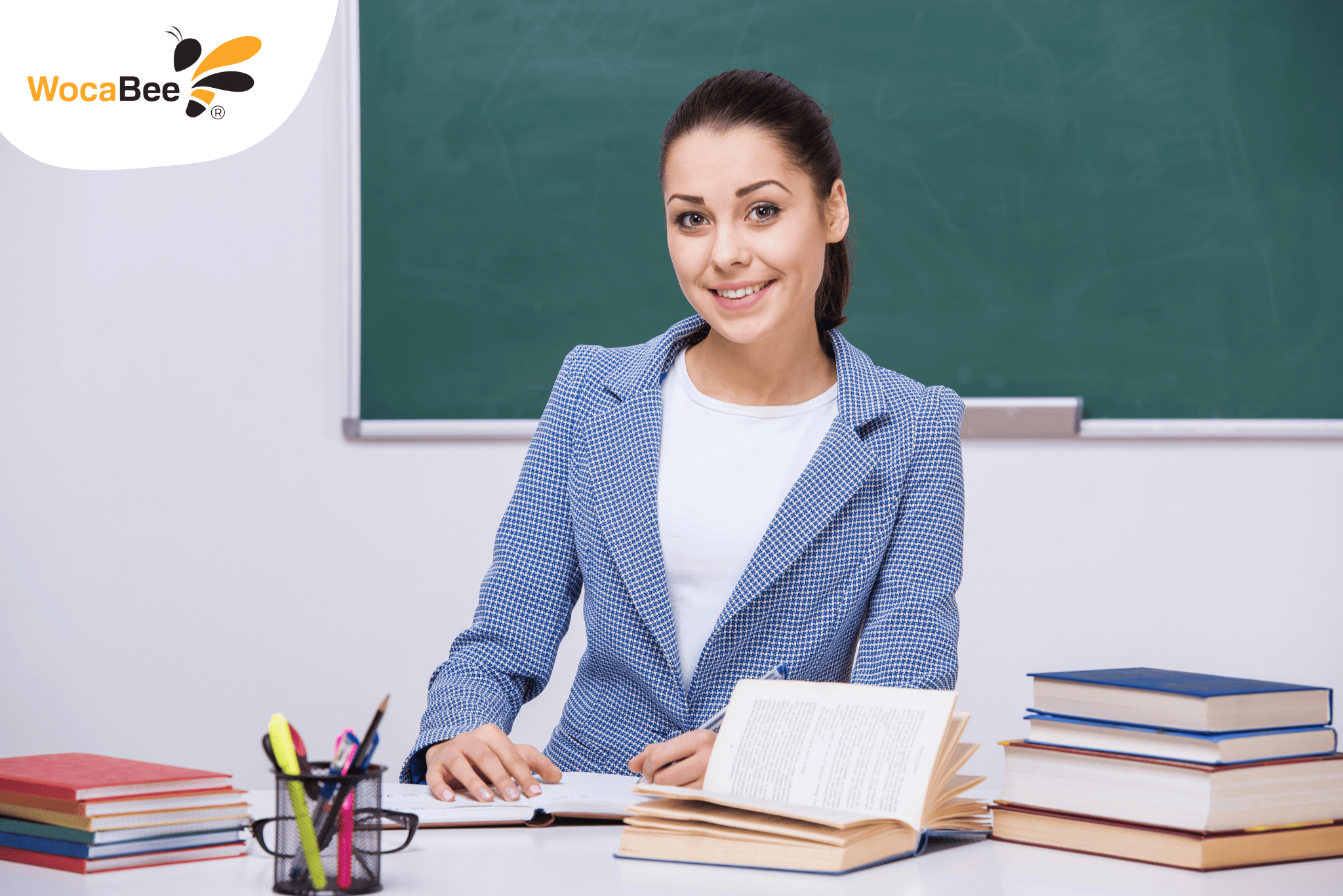 Учительница за столом. Учитель за столом. Учительница показывает на доску. Педагог мужчина. Учитель фото.