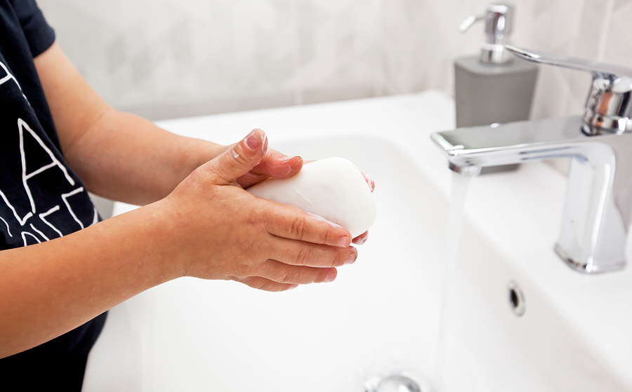 Мальчик моет руки. Малыш моет руки. Boy washing hand with Soap. Ребенок моет руки с мылом.