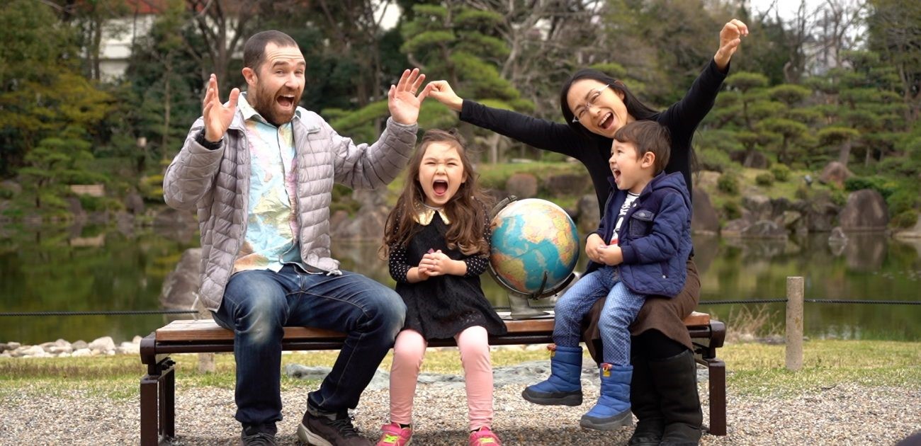 Austrálska rodina vzdeláavajúca deti počas cestovania po svete - manželia David a Junko so svojimi deťmi. / Zdroj: www.ddsmedia.com.au