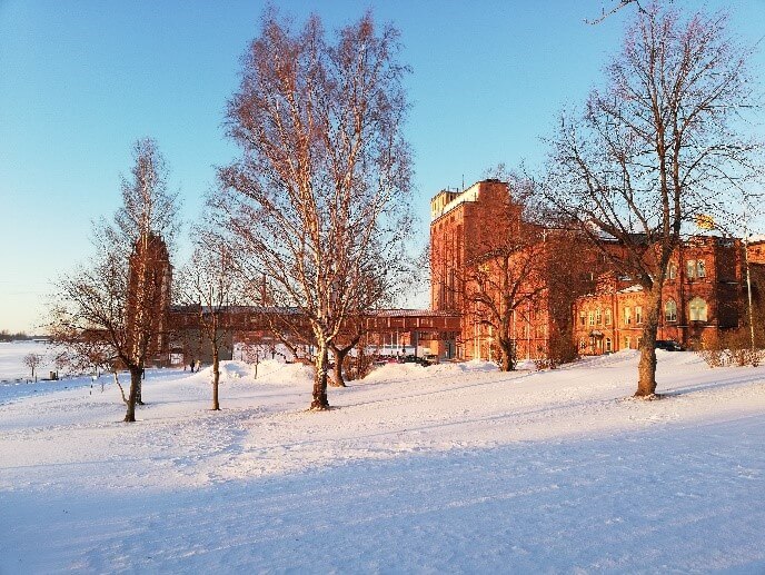 Pohľad na fínsku univerzitu počas zimných mesiacov