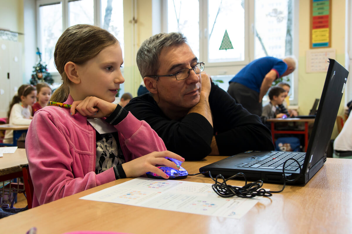 Profesor Ivan Kalaš testuje s deťmi Robota Emila. / Foto: Dáša Barteková
