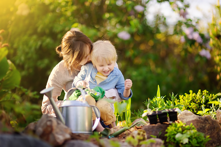 Ak je to možné, zapojte do aktivít pri pestovaní zeleniny a ovocia v záhradke aj dieťa. / Zdroj: Bigstock