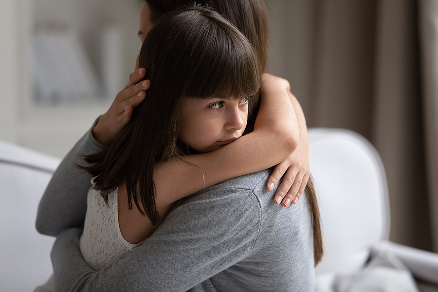 Niekdy deti smútenie zvládnu s pomocou rodiny, inokedy je lepšie vyhľadať terapeuta. / Zdroj: Bigstock