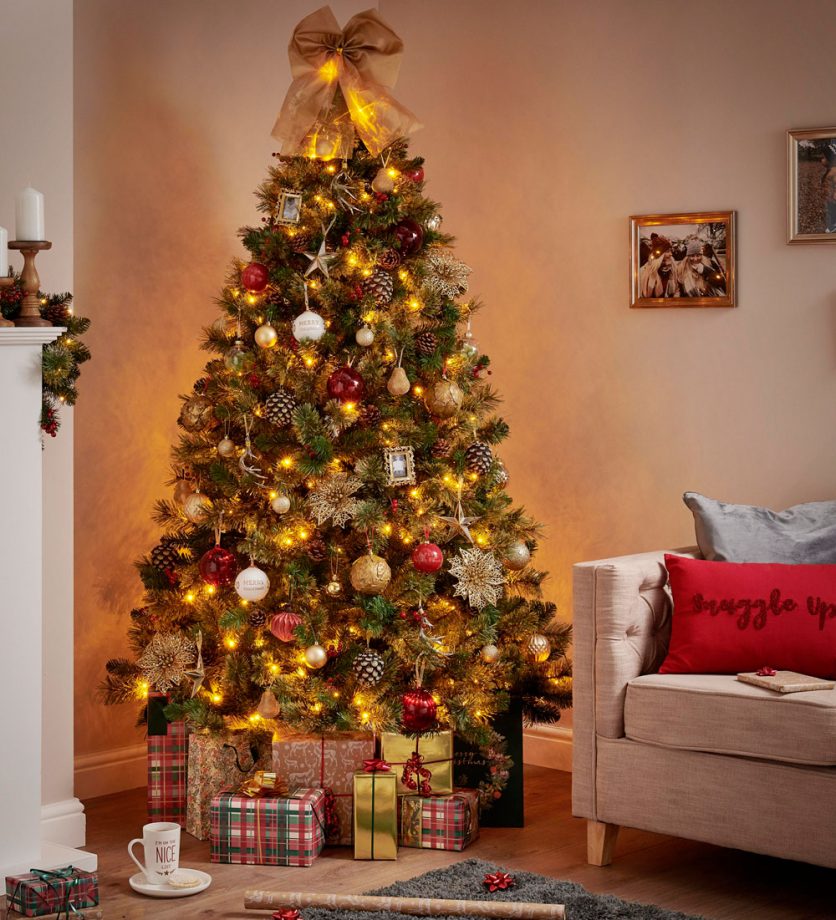 Vianočný stromček výzdoba do zlata / Zdroj: idealhome.co.uk