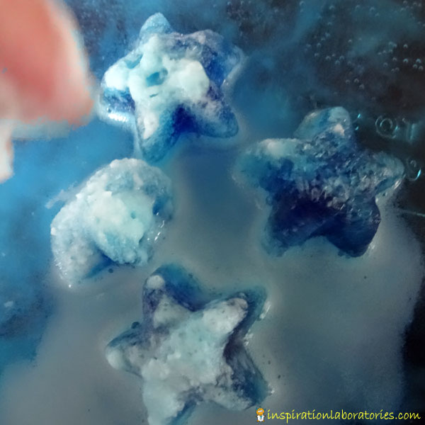 Ľadové hviezdičky posýpame sódou bikarbónou. Zdroj: inspirationlaboratories.com