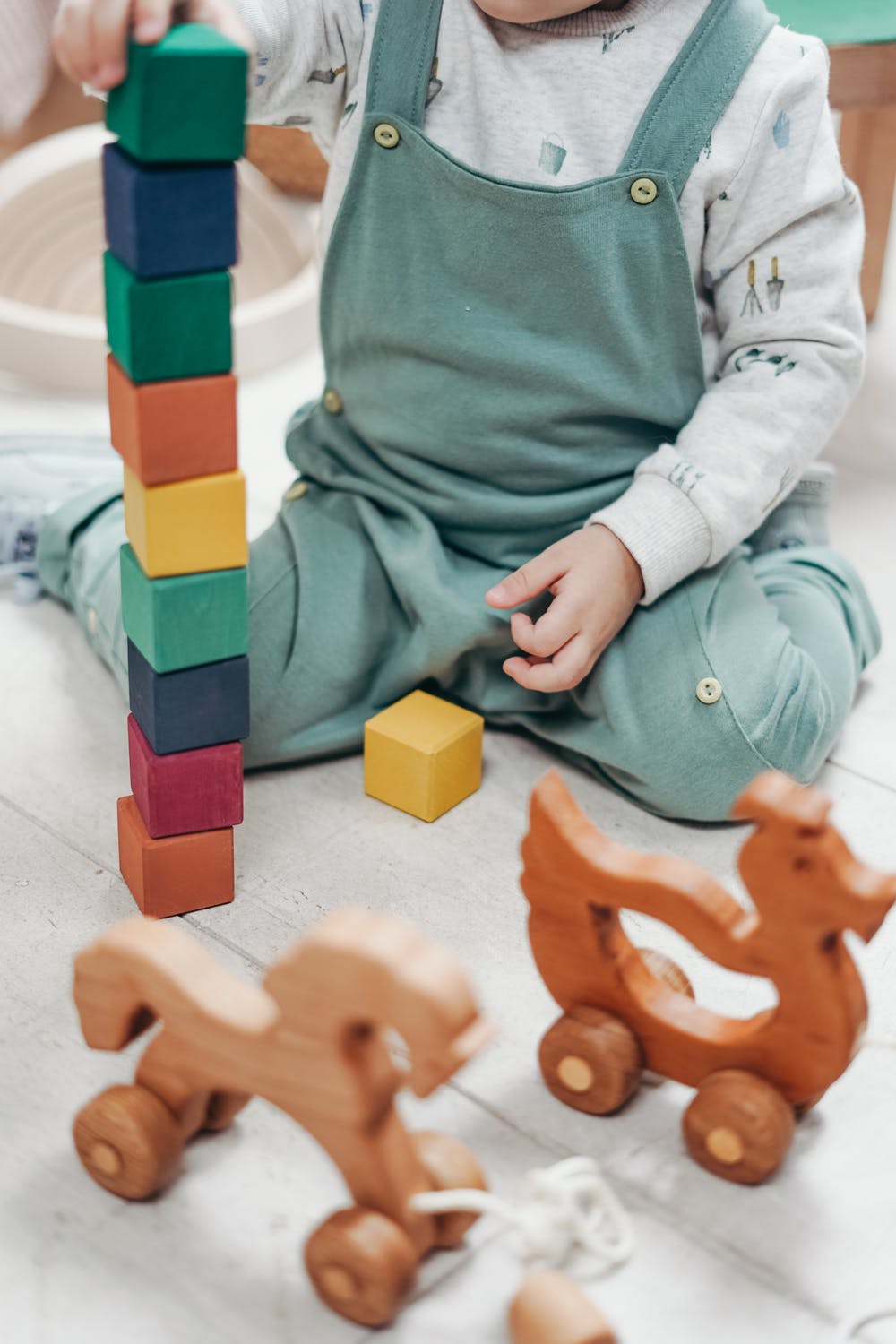 Jeden z princípov montessori hovorí aj o tom, že je dôležité neprerušovať činnosť dieťaťa, kedy si trénuje svoju schopnosť sústredenia. / Foto: Pexels