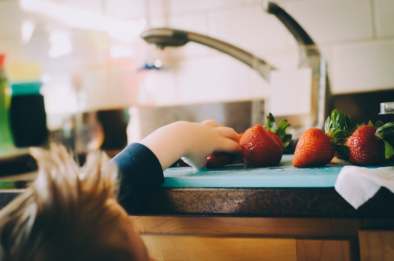 Dovoľte deťom potraviny dokonale preskúmať. / Zdroj: Unsplash