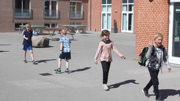 Po otvorení školy v Dánsku sú deti vonku cez prestávky a snažia sa dodržiavať odstupy. / Zdroj: BBC