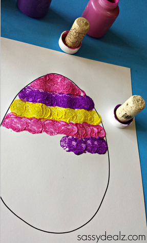 Maľovanie korkom rozvíja pinzetový úchop. Zdroj: sassydealz.com