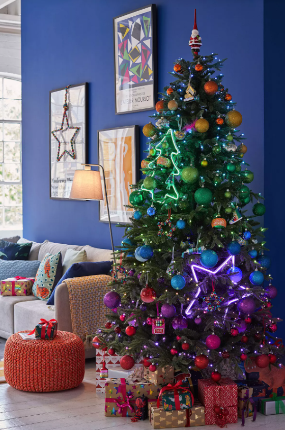Pestrofarebný vianočný stromček - výzdoba / Zdroj: johnlewis.com
