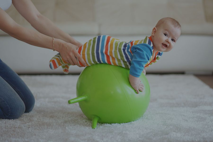 Cvičenie na fitloptách pre bábätká