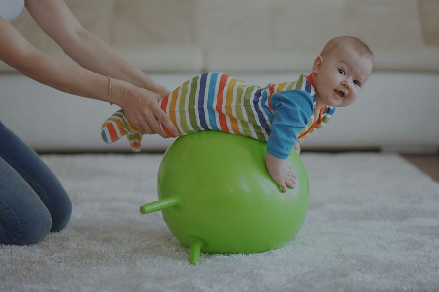 Cvičenie na fitloptách pre deti od 1 do 2 rokov