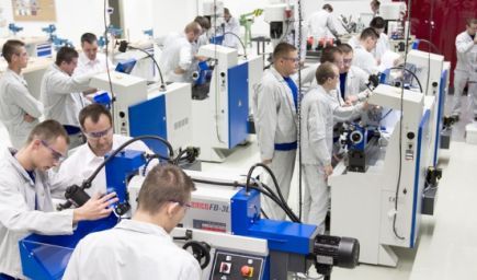 Absolventi stredných odborných škôl s technickým zameraním sú na trhu práce najžiadanejší a zarábajú viac ako absolventi vysokých škôl
