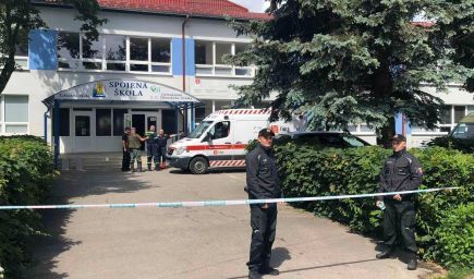 Útok na základnej škole vo Vrútkach skončil tragicky. Zomreli dvaja ľudia, zranené sú aj deti