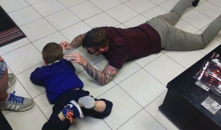 Kaderník strihal chlapca s autizmom v salóne po ležiačky, aby sa nebál