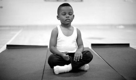 Namiesto nechávania žiakov po škole začali učitelia s deťmi meditovať