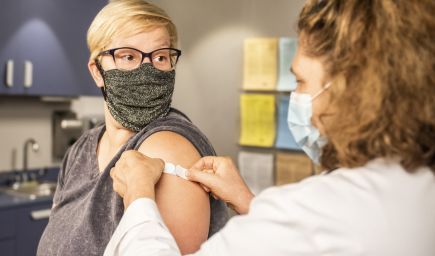 Prieskum: Vyše 66 percent ľudí je za očkovanie, pätina ho odmieta