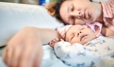 Mnohé páry zažívajú po narodení dieťaťa nečakanú krízu. Vytráca sa blízkosť a sex je na bode mrazu
