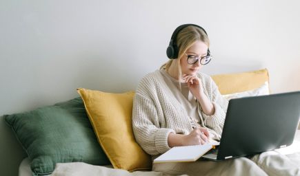 Deti bez rodičov nájdu po odchode z centier pre deti a rodiny pomoc, ako zvládnuť rôzne životné situácie, aj na internete