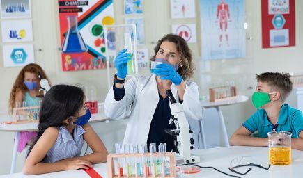 V prípade pozitivity žiaka môže triedu uzavrieť riaditeľ, školu hygienik