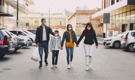 Platia nové opatrenia, pribudol režim OP plus, respirátory sú vonku povinné