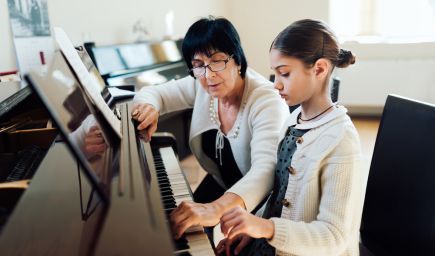 Hra na klavíri v detstve má mnohé výhody pri vývine dieťaťa