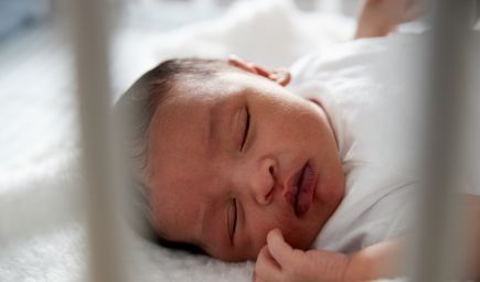 7 dôvodov, prečo vaše bábätko v noci nespí