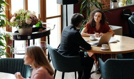 Premiér: Uvoľnenie opatrení príde v dvoch fázach, prvá sa začína 28. februára