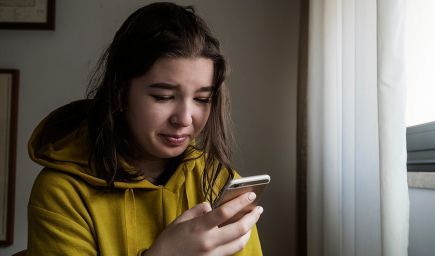 Vedci zistili, že vplyv sociálnych médií na pohodu detí sa počas dospievania líši