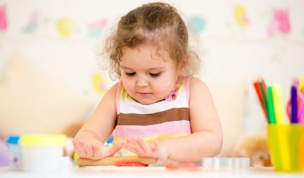 Hra s predmetmi  z domácnosti môže podporiť rozvoj vášho dieťaťa