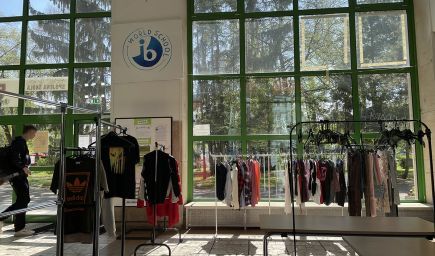 Bratislavskí gymnazisti si začali vymieňať nenosené oblečenie a nepoužívané predmety. Chcú byť šetrní k životnému prostrediu