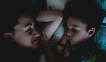 Volanie a vstávanie z postele v čase spánku: Prečo to deti robia a ako to riešiť?