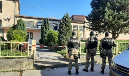 Polícia obvinila študenta, ktorý útočil sekerou v škole v Novákoch