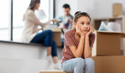 Najväčší strach majú deti z toho, že ich odlúčia od jedného z rodičov alebo od oboch, zistil výskum Úradu komisára pre deti