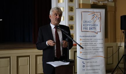 Komisár pre deti vyzval k regulácii používania mobilov v školách