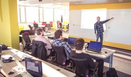 T-Systems podporuje projekt duálneho vzdelávania a študentom hneď ponúka prácu