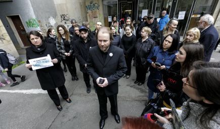 Učitelia vo viac ako 1100 školách sú nespokojní, do práce prišli v čiernom