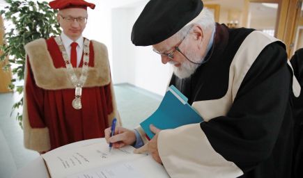 STU udelila čestný doktorát Bebovi Whiteovi –  vedcovi, ktorý stál pri zrode webu
