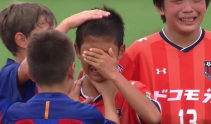 Malí futbalisti z FC Barcelona ukázali svetu, ako možno s pokorou prijímať víťazstvo