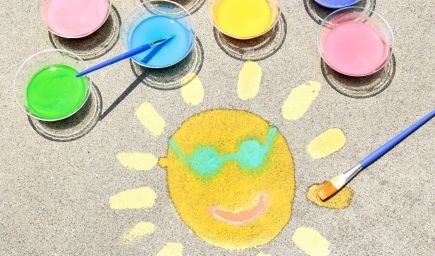 Farebné kriedy, s ktorými pomaľujete chodníky, zvládnete vyrobiť aj doma