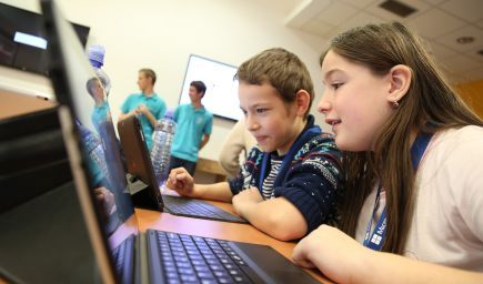 Gates, Zuckerberg, ale aj slovenské osobnosti, dnes vyzývajú školákov k programovaniu