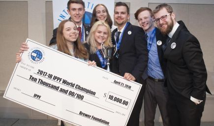 Slovenskí študenti z LEAF Academy zožali svetový úspech - stali sa víťazmi medzinárodnej debatnej súťaže v New Yorku