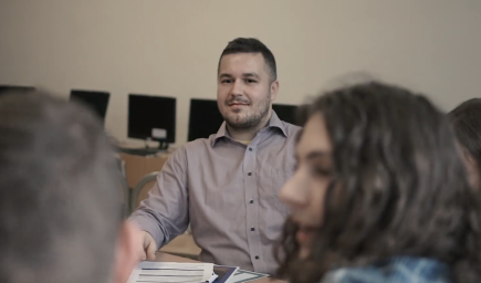 Akadémia veľkých diel učiteľov neškolí, ale rozvíja