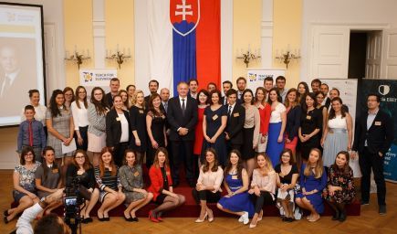 Vyššie platy a kancelárie vymenili za odvážnu prácu pre slovenské deti