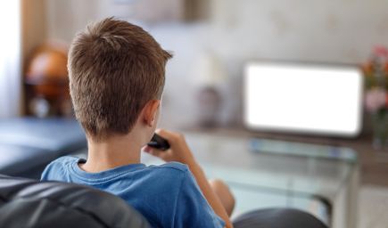 Prečo by deti mali pozerať televíziu so zapnutými titulkami