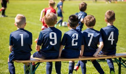Anglickým deťom zakázali hlavičkovať pri futbale. Štúdia skúmala poškodenia mozgu