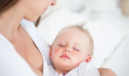 Čím viac nosíte deti v náručí, tým sa im bude dariť lepšie, hovoria štúdie