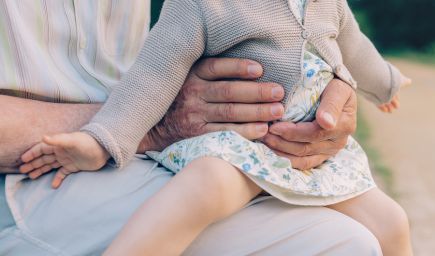 Stredoškoláci našli spôsob, ako zblížiť starých osamelých ľudí a mladé rodiny v hmotnej núdzi