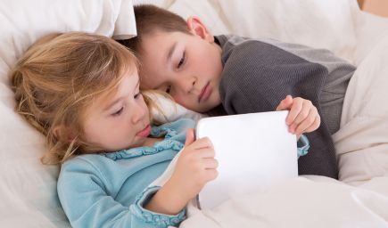 Svetlo obrazovky zabíja zdravý detský spánok. Aké pravidlá by ste mali podľa vedcov dodržiavať?